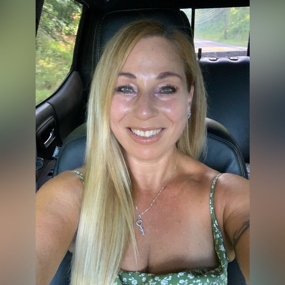 Meet your Posher, Julianne - Picture 3 of 5